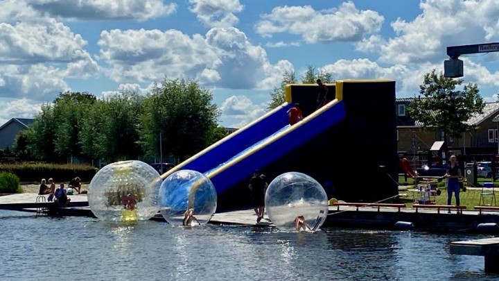De spectaculaire Zorbhelling (waterglijbaan) op Simmer Splash 2021.